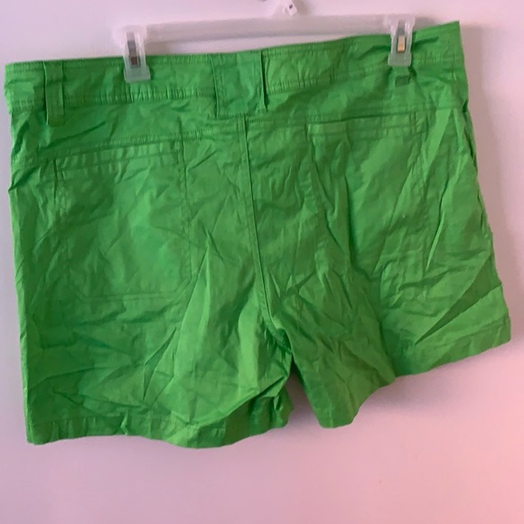 Green khaki shorts - Picture 3 of 3